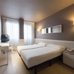 https://parallel-hotel.topbarcelonahotels.com